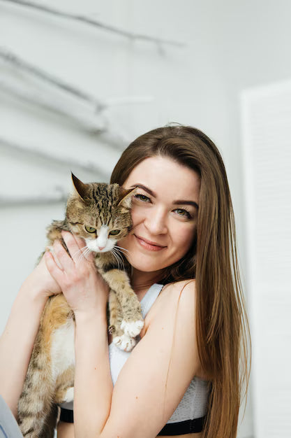 files/RAGAZZA_CON_GATTO.avif